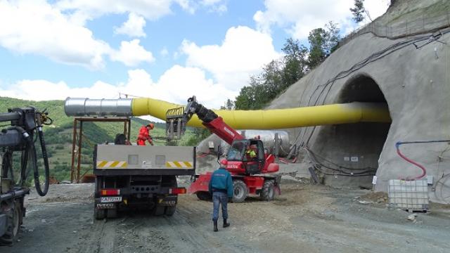 Прокопаха 800 метра от тунел "Железница", догодина трябва да е готов (СНИМКИ)