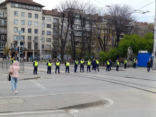 София под обсада: Работещите в градския превоз стачкуват за по-високи заплати СНИМКИ