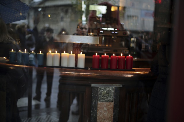 Париж почита жертвите на атентатите (снимки)