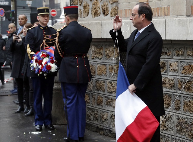 Париж почита жертвите на атентатите (снимки)