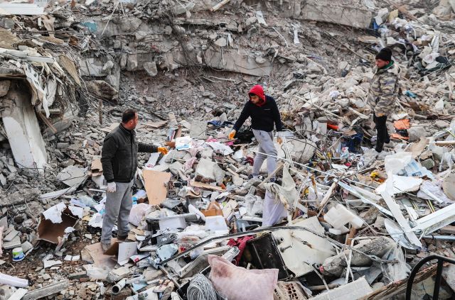 Турция дава кораби за настаняване на 3000 души, останали без подслон след земетресенията 