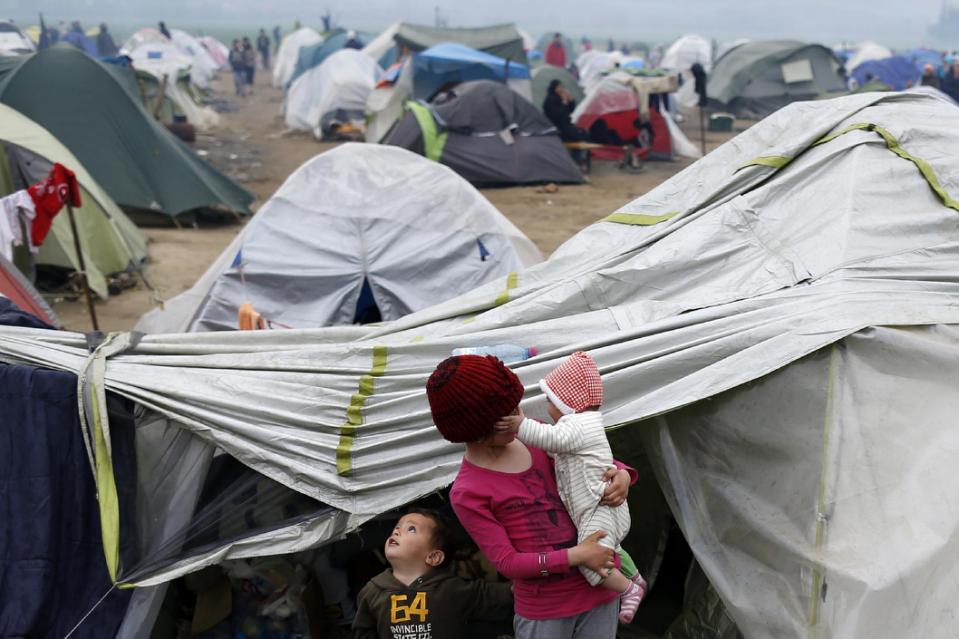 Бежанци протестират и всяват смут на гръцката граница