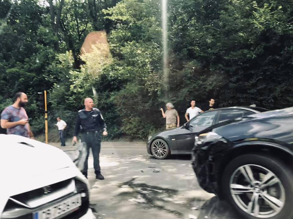 BMW помете Nissan GTR  в центъра на София (СНИМКИ)