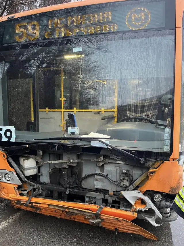 Поредна катастрофа в София: Кола се заби челно в автобус на градския транспорт (СНИМКИ)