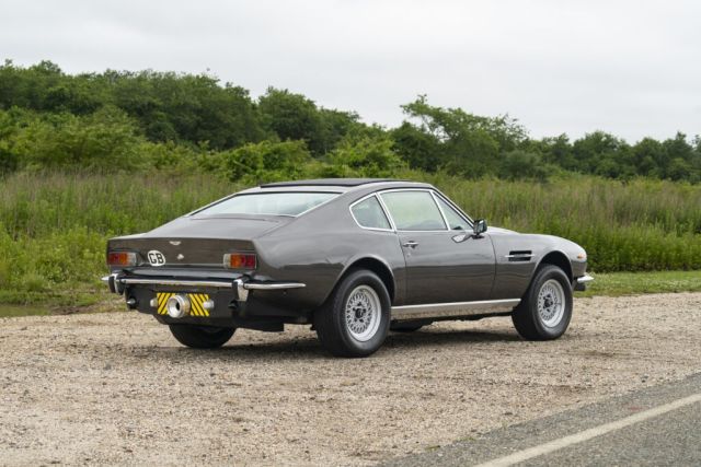 Продава се Aston Martin от филм на Джеймс Бонд със специално оборудване