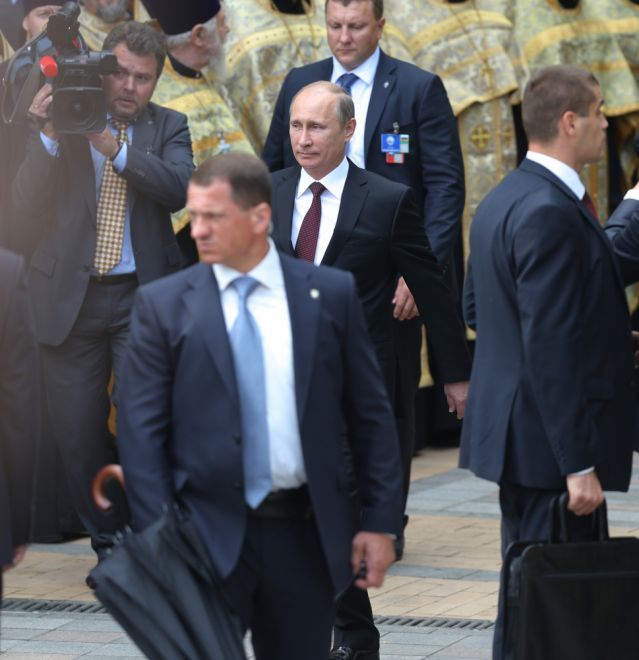 Бодигард на Путин, носещ ядреното му куфарче, бе намерен в локва кръв