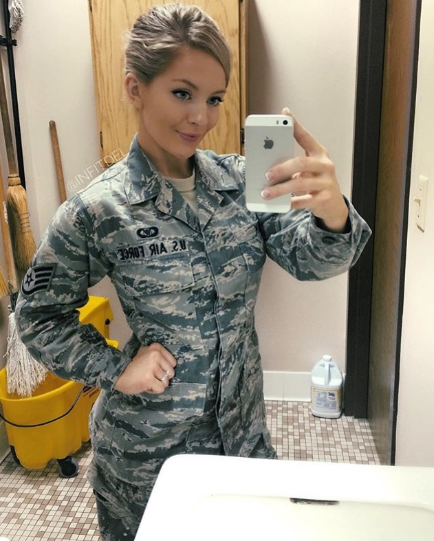 Тя е секси ветеран от ВВС на американската армия и е луд фен на Тръмп (СНИМКИ)