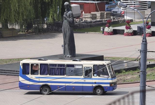 Заложническа криза! Въоръжен похити автобус в Западна Украйна (СНИМКИ)