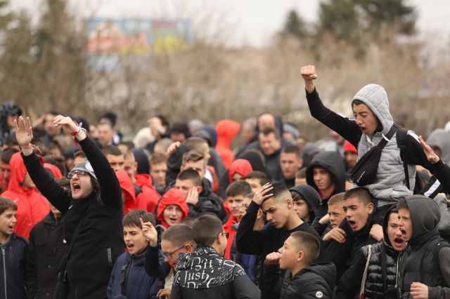 Вижте по какъв начин наподобява футболната ни централа в Бояна след митинга | ФАКТИ.БГ Вижте по какъв начин наподобява футболната ни централа в Бояна след митинга