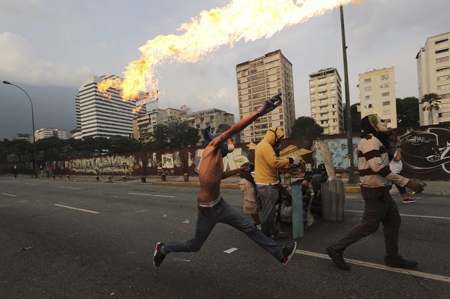 Венецуела на косъм от гражданска война (ВИДЕО+СНИМКИ)