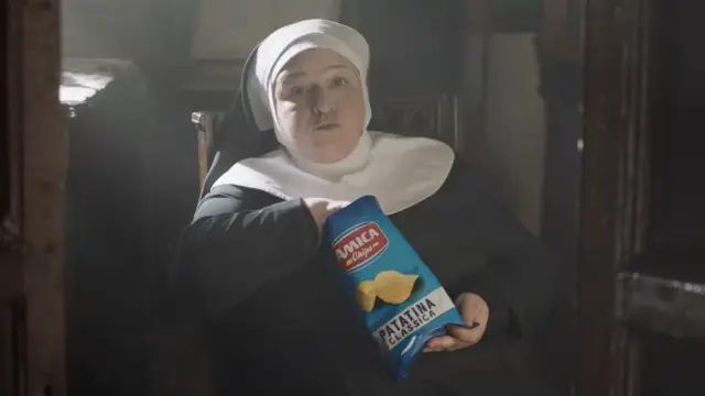 Скандална реклама за чипс разбуни духовете в Италия