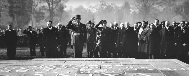 12 юни 1940 г.: 13 000 британски и френски военни се предават на фелдмаршал Ервин Ромел