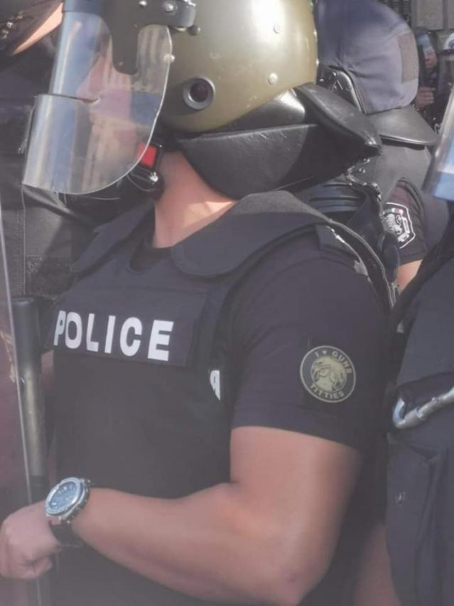  Каролев: Ултраси или служители на реда?! Преценете сами.... 