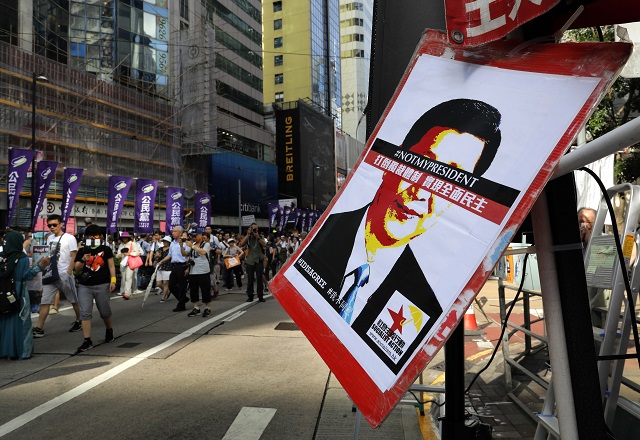 Взривоопасна годишнина в Хонг Конг (СНИМКИ)