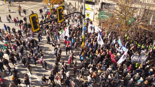  Вижте отвисоко двойния митинг на медици и против новите Коронавирус ограничения 