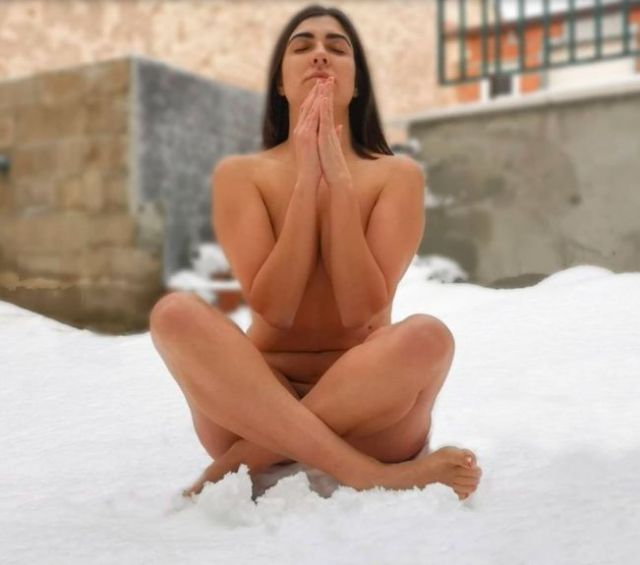 Голи момичета в снега станаха хит в Instagram
