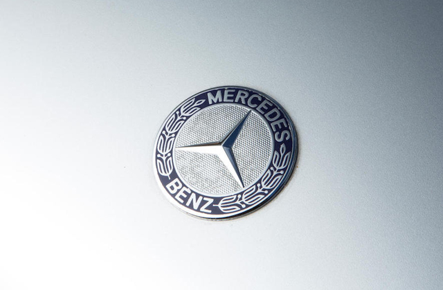 Продава се един от 35-те Mercedes-Benz SL 72 AMG