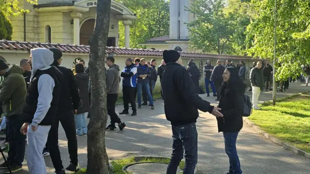 Истинска лудост: Огромни опашки за "златен билет" за Левски - Лудогорец