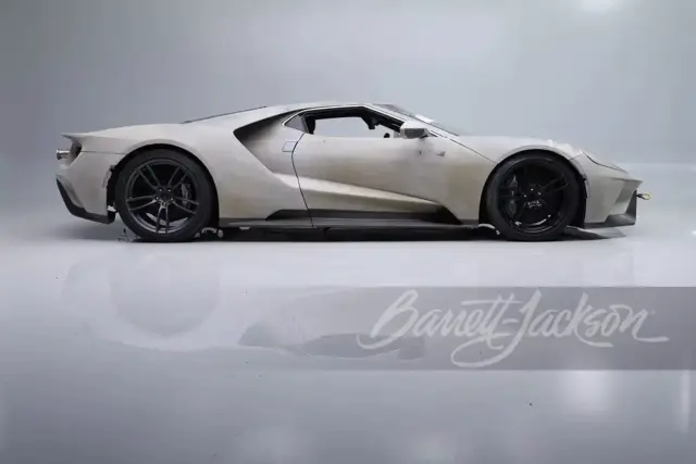 Продава се уникален първообраз на Ford GT