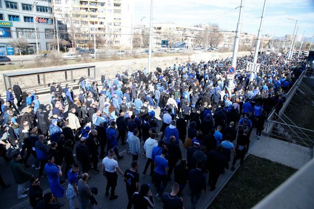  Наско Сираков поведе шествието и пя с почитателите на Левски 