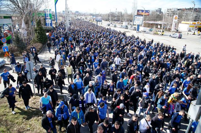  Наско Сираков поведе шествието и пя с почитателите на Левски 