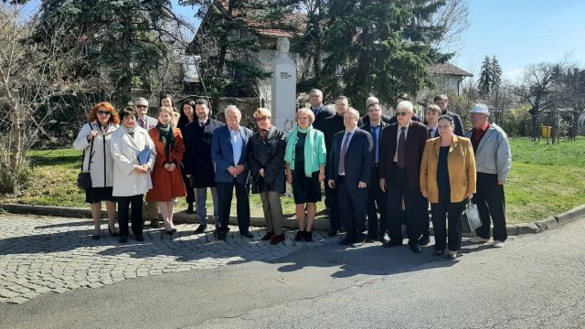 Посланик Митрофанова поднесе цветя на паметника на Гагарин