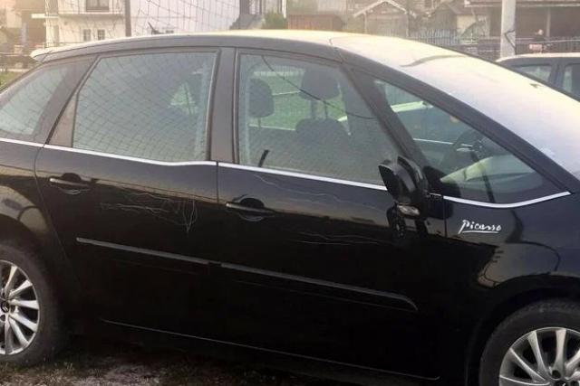  Екшън на селски мач, надраскаха колата на арбитър 