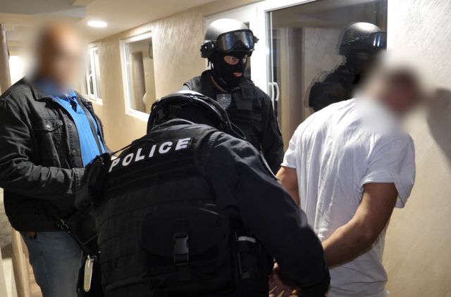 Екшън в столичния "Христо Ботев", 14 са задържани (СНИМКИ+ВИДЕО)