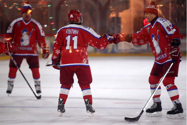 Путин игра хокей на Червения площад (ВИДЕО)