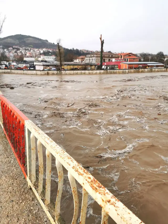 Потоп в Крумовградско: Придошла река скъса мост и наводни пътища, ниви и помпени станции ВИДЕA+СНИМКИ