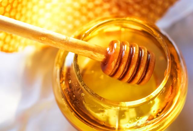 Разбиха голям мит за пчелния мед