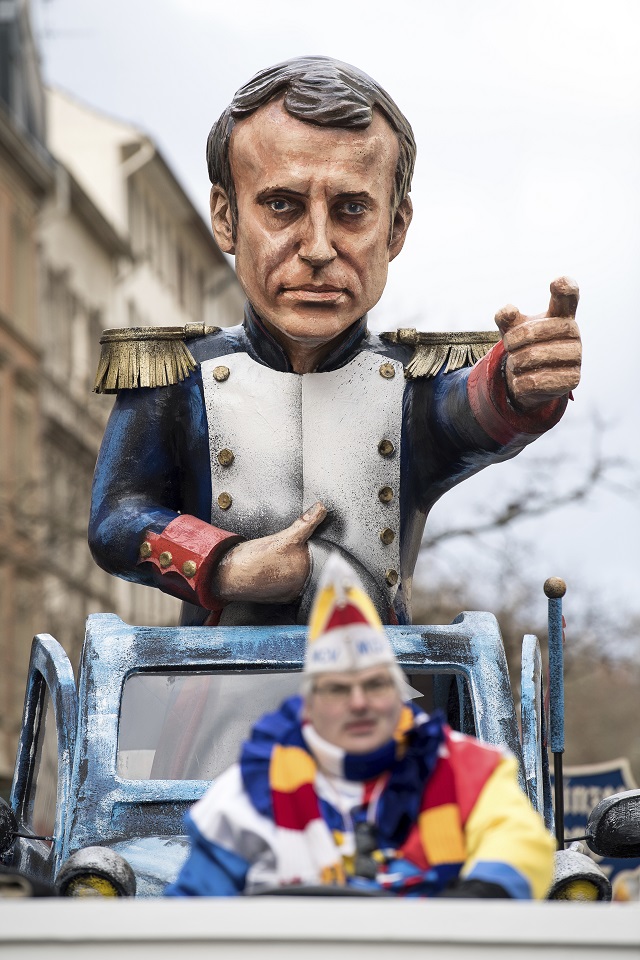 Франция връща задължителната казарма