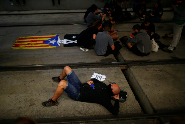 Сепаратисти блокираха пътища и влакове в Каталуния