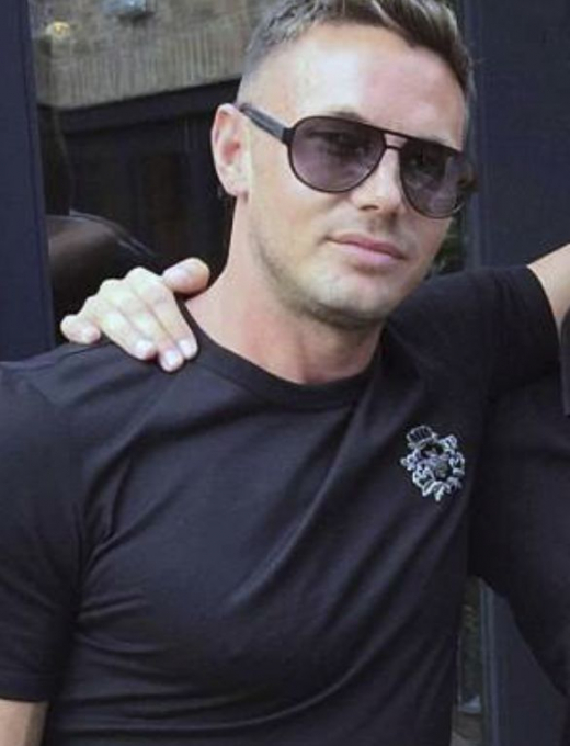 Ето го баровеца, влетял с Ролс-ройс в магазинче заради разголени мацки (ВИДЕО)