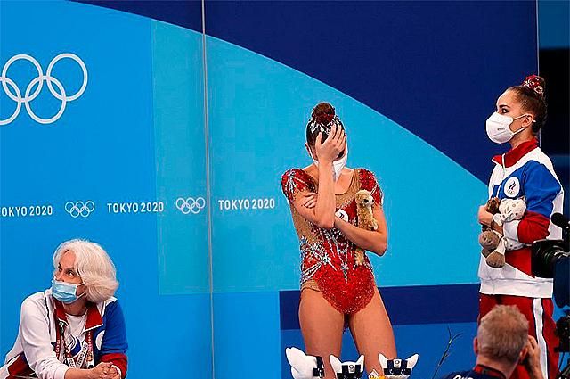  Обличат в злато сребърния орден на Дина Аверина 