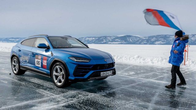 Lamborghini Urus вдигна над 300км/ч на лед 
