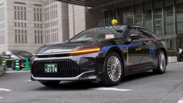 Водородната Toyota Crown вече се използва като патрулка и такси