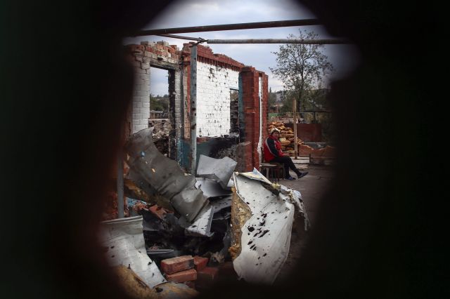 Украйна ексхумира десетки тела в два освободени града в източната част на страната