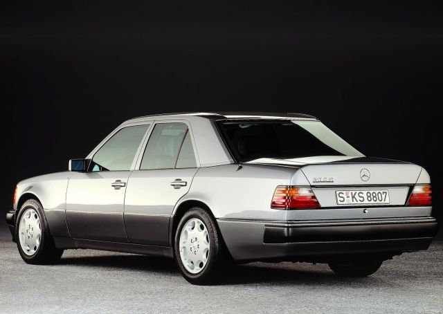  Porsche празнува 30 години от основаването на Mercedes 500E 