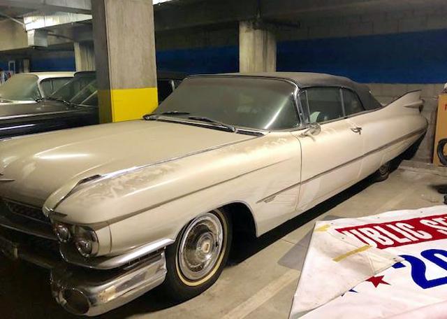 Продава се колекция от класически модели на Cadillac