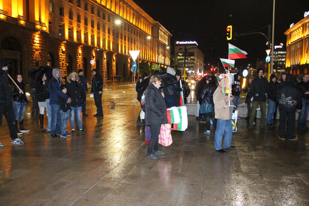 Протест пред ЦИК с викове „Оставка” в подкрепа на Референдума