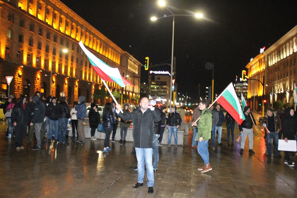 Протест пред ЦИК с викове „Оставка” в подкрепа на Референдума