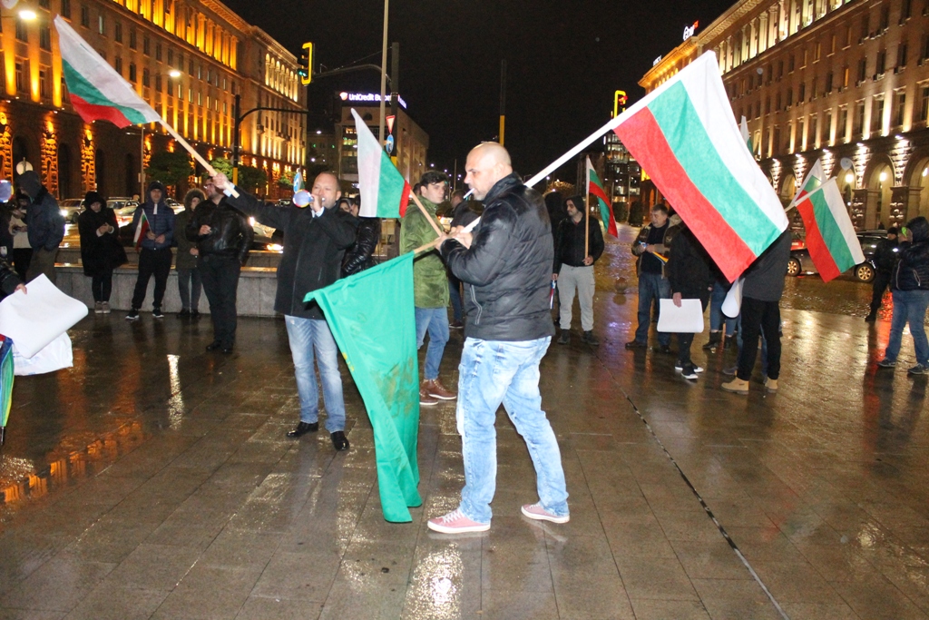 Протест пред ЦИК с викове „Оставка” в подкрепа на Референдума