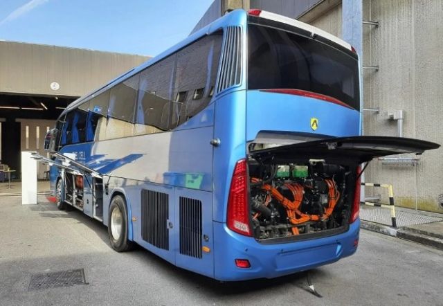 В Европа се появи извънгабаритeн ултралуксозен автобус, без възможност да се движи по европейските пътища
