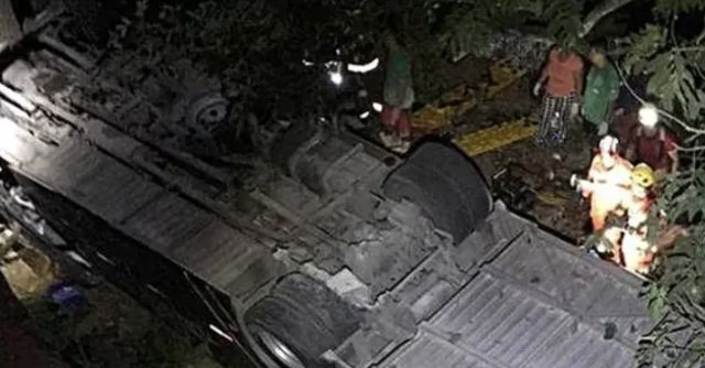 Трагедия: Автобус с футболисти падна от десетметров мост, петима са загинали
