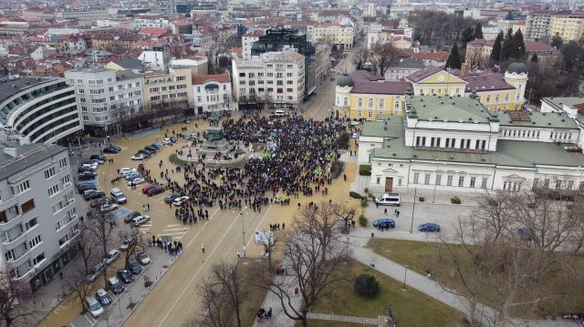  Вижте митинга на чиновниците в Министерство на вътрешните работи отвисоко (СНИМКИ) 