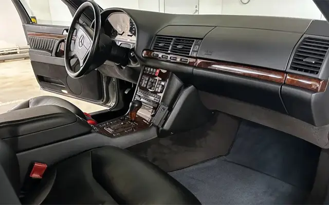 За умопомрачителна цена се продава паметен Mercedes S600 W140