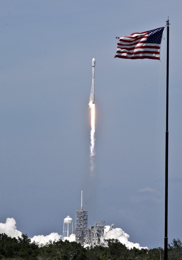 SpaceX продължава с покоряването на Космоса (СНИМКИ)
