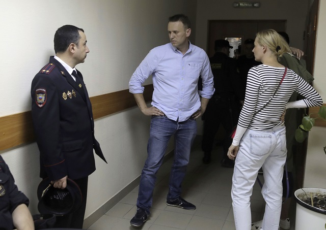Враг на Путин се разболя в ареста. Извикаха Бърза помощ (СНИМКИ)