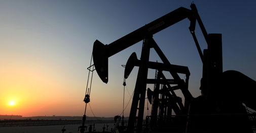 Спекуланти залагат на нефт от  за барел